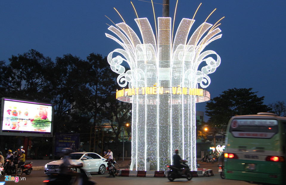 Cận cảnh đường đèn có cổng chào ở Cần Thơ xôn xao Facebook